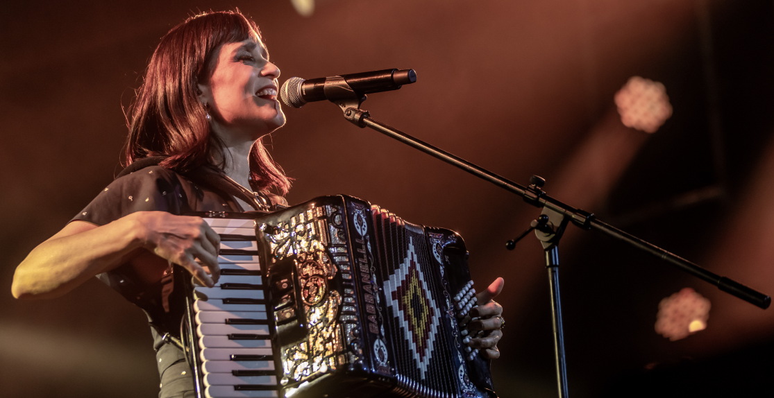 Aficionados de Cruz Azul piden a Julieta Venegas en la final de la Liga MX
