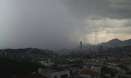 Por fin llueve en Nuevo León tras registrar temperaturas de 41° C