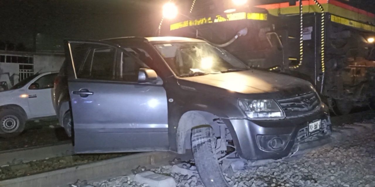 Máquina del tren se lleva por delante a un automóvil
