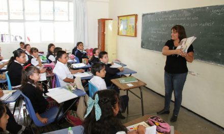 Obrador anuncia aumento salarial del 10% para docentes en el Día del Maestro