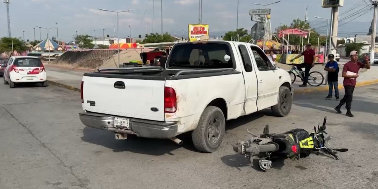 Menor al volante lesiona a motociclista en Saltillo