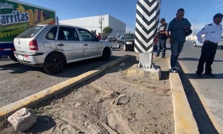 Mujer protagoniza aparatoso accidente en Saltillo