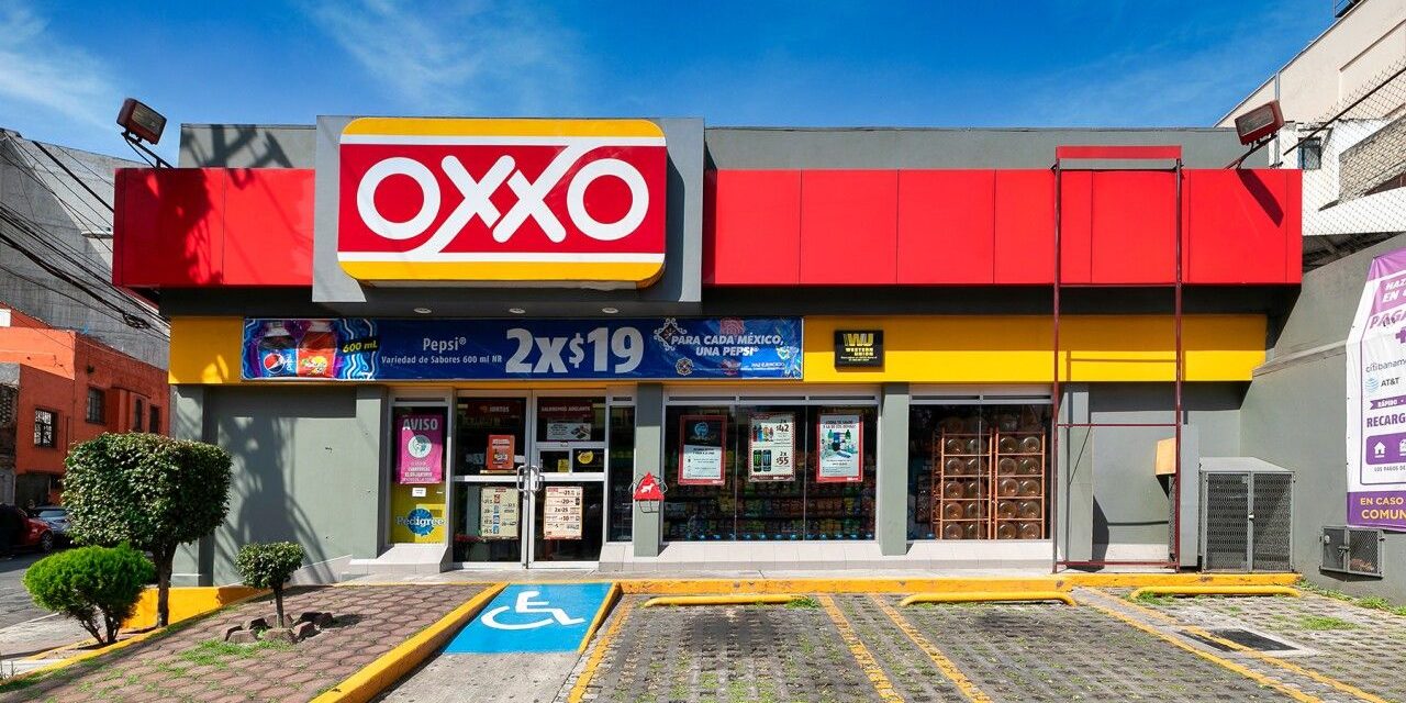 Tiendas Oxxo limitan la venta de hielo en la CDMX