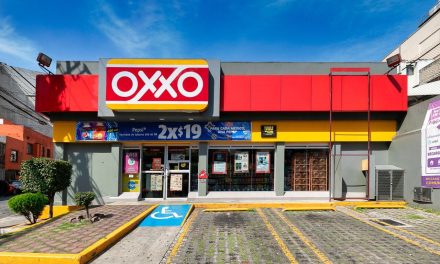 Tiendas Oxxo limitan la venta de hielo en la CDMX
