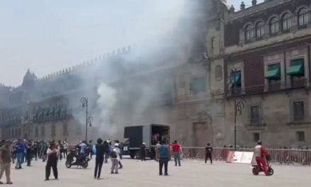 AMLO denuncia protesta con petardos en Palacio Nacional como provocación electoral