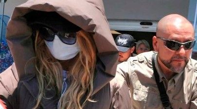 Paulina Rubio llega a Sonora con chamarra a 39 grados… lo hace para pasar desapercibida y nadie la esperaba