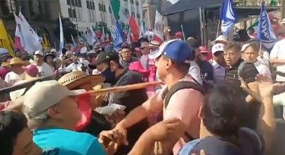 Choca la ‘Marea Rosa’ con el CNTE en las inmediaciones del Zócalo