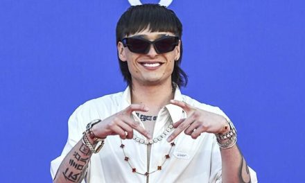 ¿Es Calamardo guapo? Peso Pluma sorprende con su nuevo corte de cabello