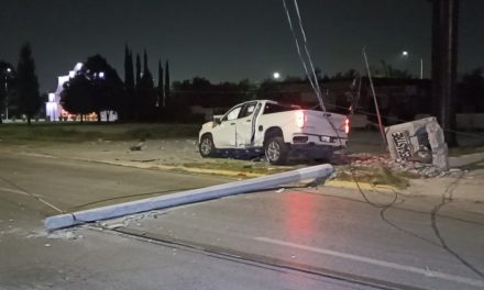 Ebrio conductor pierde control en la curva y deja estela de destrozos en Saltillo
