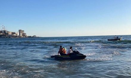 Rescatan a 9 turistas arrastrados por fuertes corrientes en Mazatlán