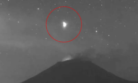 Logran grabar extraño y enorme objeto luminoso cerca del volcán Popocatépetl