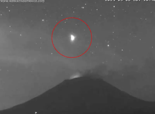 Logran grabar extraño y enorme objeto luminoso cerca del volcán Popocatépetl