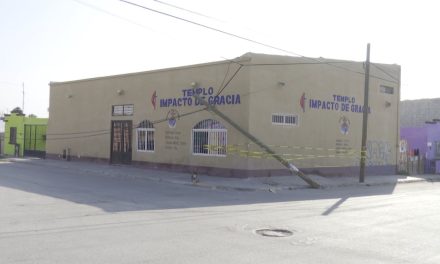 Restos de poste a punto de caer en Ramos Arizpe