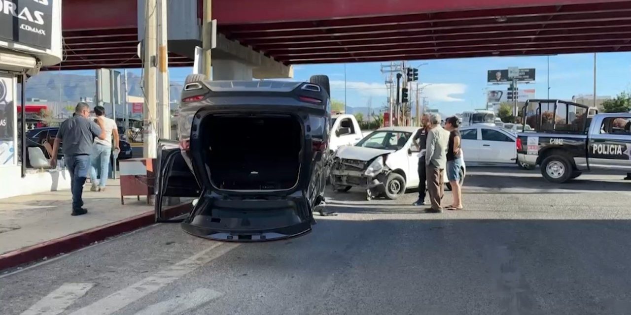Se pasa rojo y ocasiona accidente en Saltillo