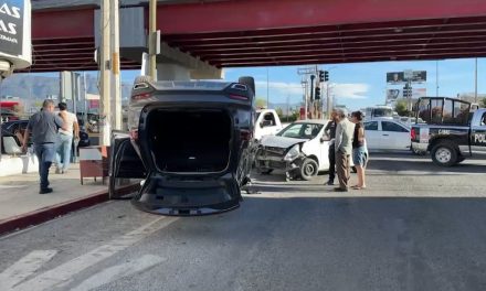 Se pasa rojo y ocasiona accidente en Saltillo