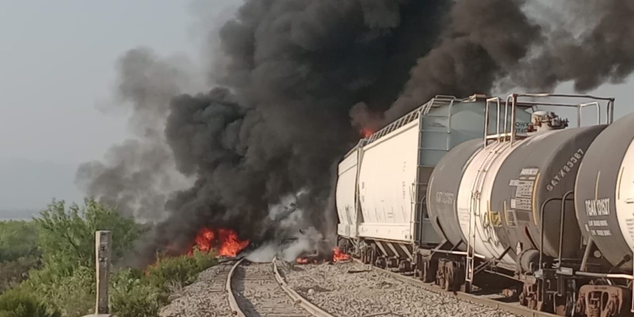 Evacúan ejido el Anhelo de Ramos Arizpe por choque de tren y tráiler