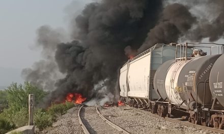 Evacúan ejido el Anhelo de Ramos Arizpe por choque de tren y tráiler