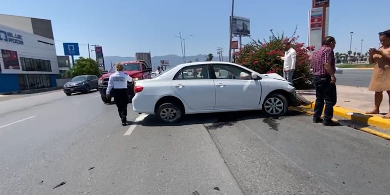 Vehículo choca contra luminaria en Nazario Ortiz Garza