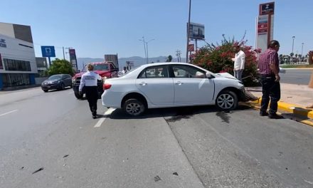 Vehículo choca contra luminaria en Nazario Ortiz Garza