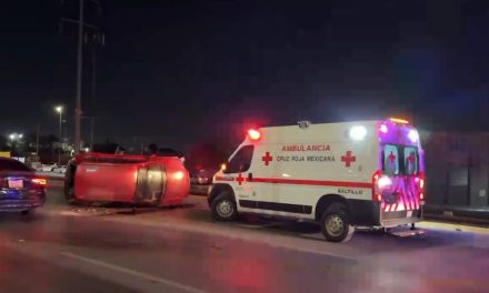Conductor vuelca en Bulevar Fundadores