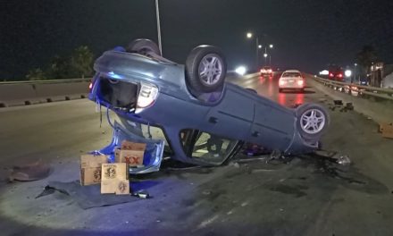 Hombre vuelca y derrama toda la cheve que llevaba en el carro