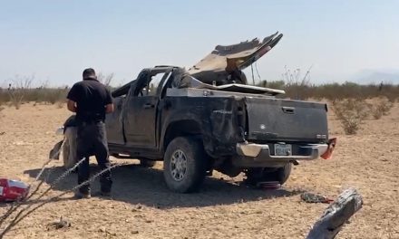 Vuelcan hermanos su camioneta; uno de ellos perdió la vida en la carretera a Monclova