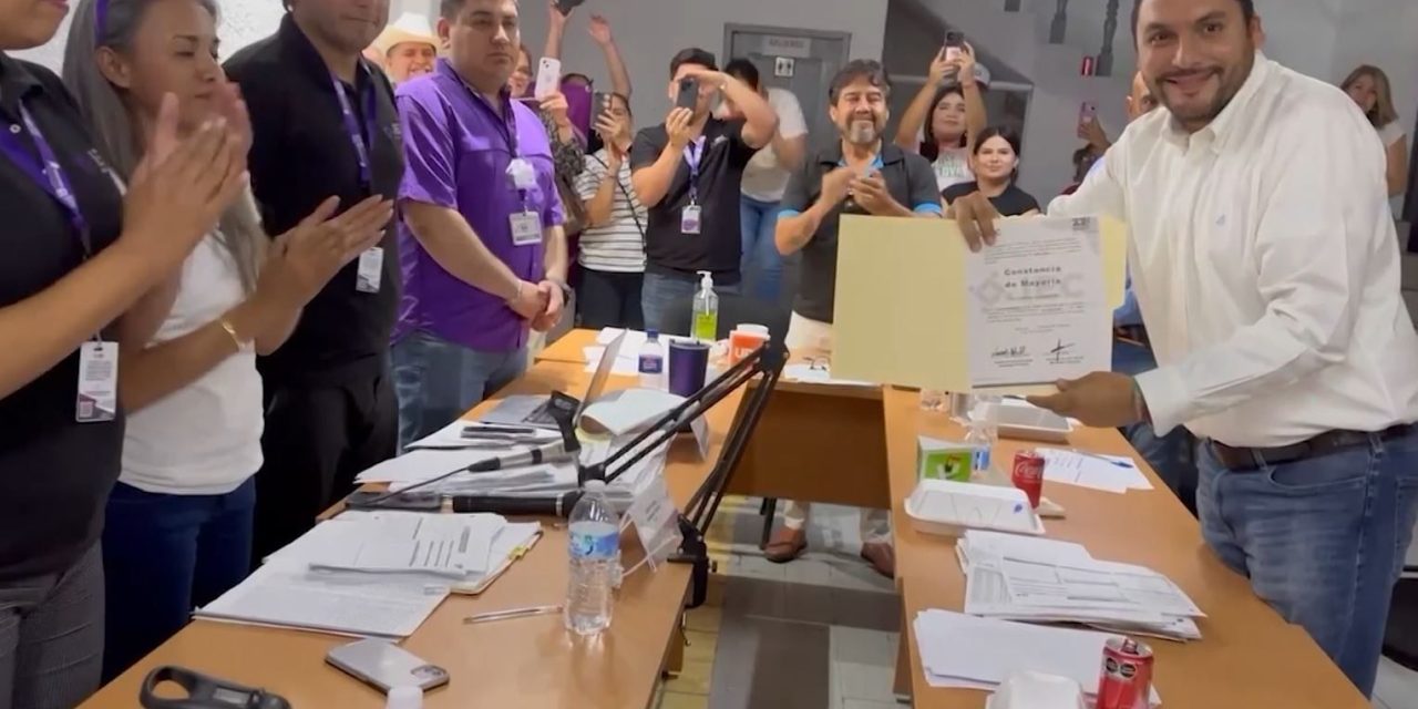 Carlos Villarreal recibe constancia de mayoría