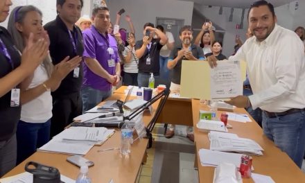 Carlos Villarreal recibe constancia de mayoría