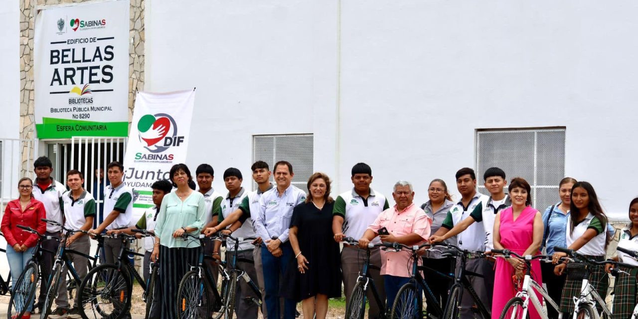 Entrega Diana Haro bicicletas a estudiantes del COBAC