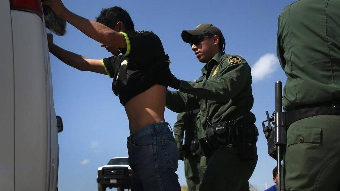 Orden de Biden reduce cruces ilegales en 40% y acelera deportaciones