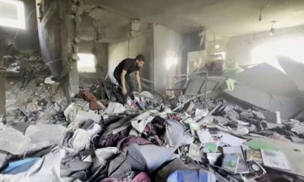 Ataque israelí en escuela de Gaza deja más de 30 muertos, incluidos mujeres y niños