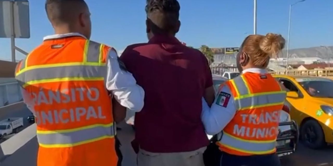 Agentes de Tránsito de Torreón salvan a un hombre que intentó suicidarse