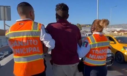 Agentes de Tránsito de Torreón salvan a un hombre que intentó suicidarse