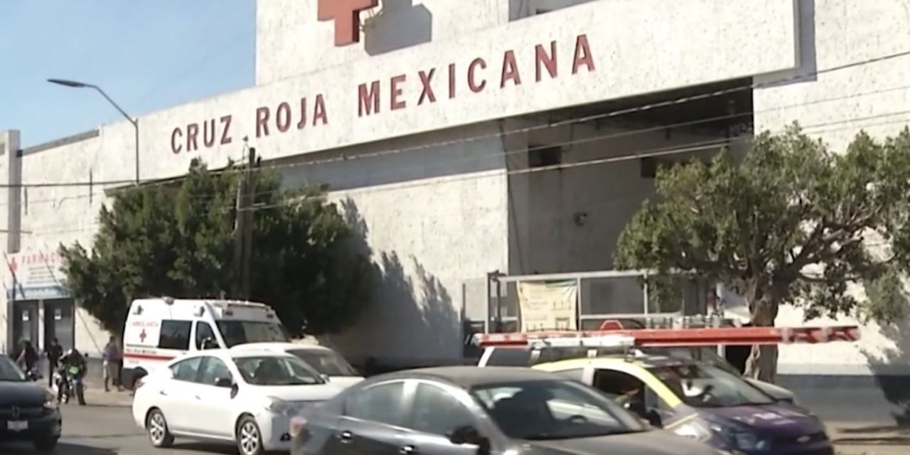 Menor de edad se avienta de puente peatonal