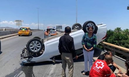 Automóvil vuelca en puente vehicular del bulevar Francisco Sarabia