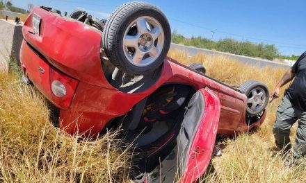 Auto queda abandonado tras volcadura