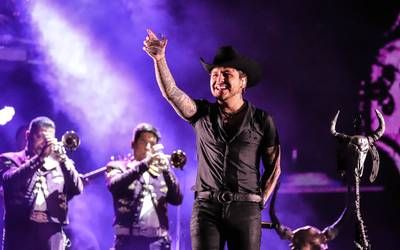 Nodal enfurece con fans que coreaban a Cazzu en su concierto