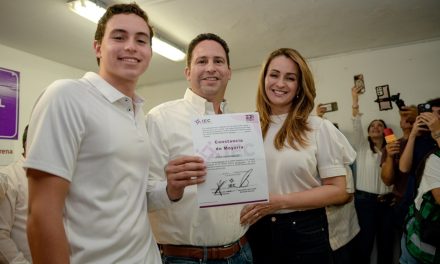 Javier Díaz recibe constancia de mayoría