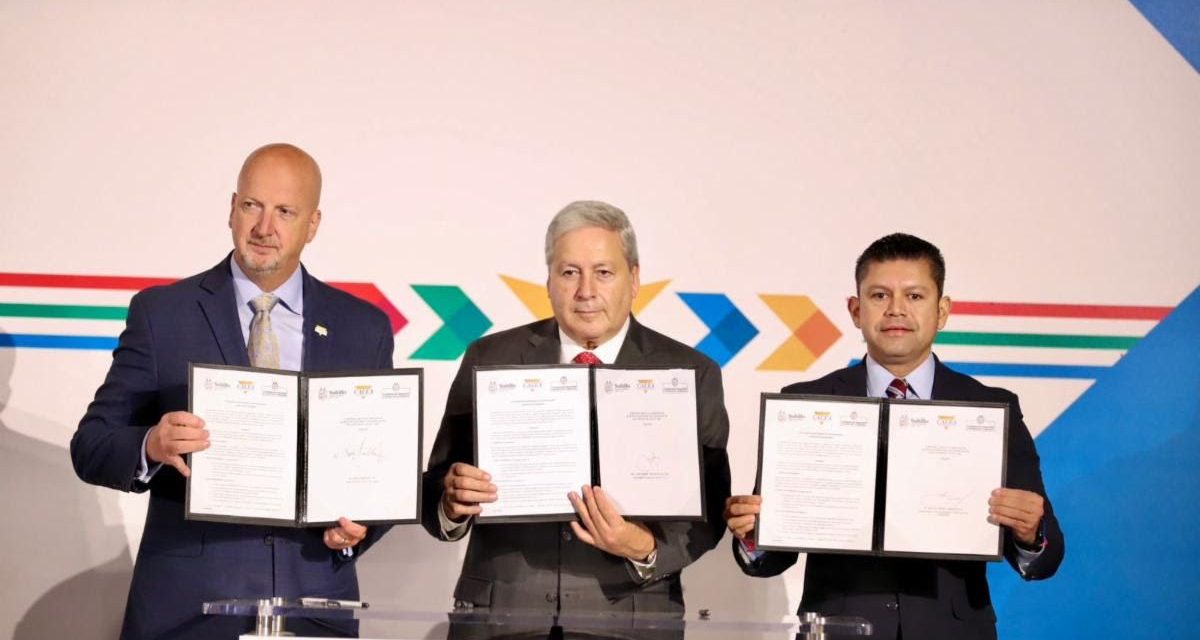 Firma Chema Fraustro convenio para certificar a policía con agencia de EU
