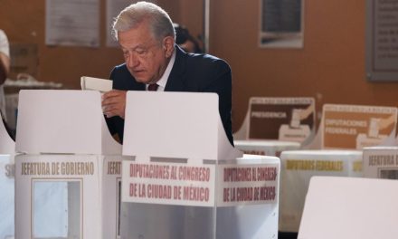 El presidente López Obrador acude a emitir su voto