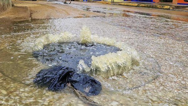 Saltillo: Más de un mes tienen vecinos soportando aguas negras