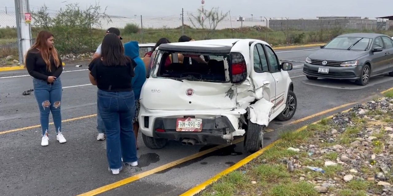 Choque por alcance destruye vehículo al norte de Saltillo