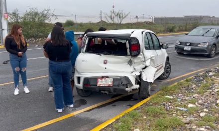 Choque por alcance destruye vehículo al norte de Saltillo