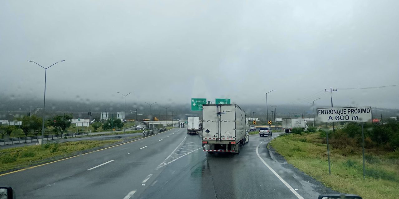 Sigue cerrada la autopista Saltillo-Monterrey; por la libre sí hay paso pero está colapsada