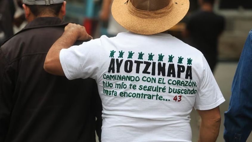 AMLO se reúne con los padres de los normalistas de Ayotzinapa