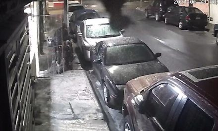 Cámaras de seguridad graban  el momento exacto del robo de una motocicleta en Saltillo