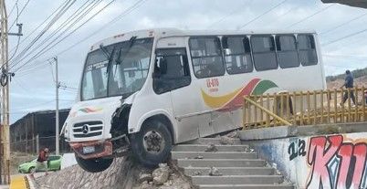 Chofer de un camión en León se desmaya y choca contra un puente peatonal