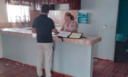 Vecina de Sabinas recupera propiedad tras meses de lucha