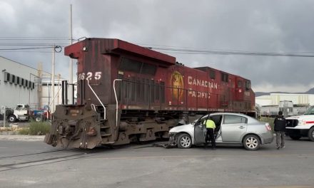 Conductor choca contra locomotora en Saltillo