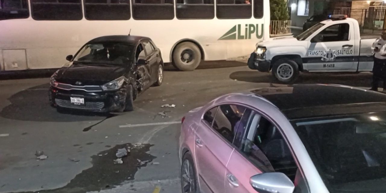 Conductora no hace alto y ocasiona choque en Saltillo